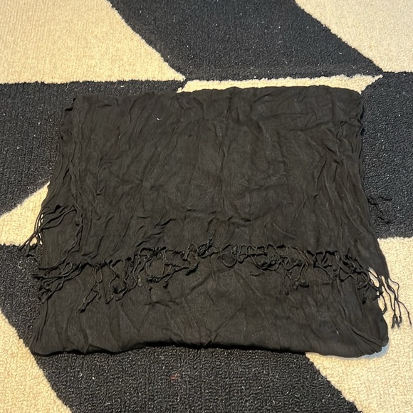 Light weight black scarf - Picture 3 of 3